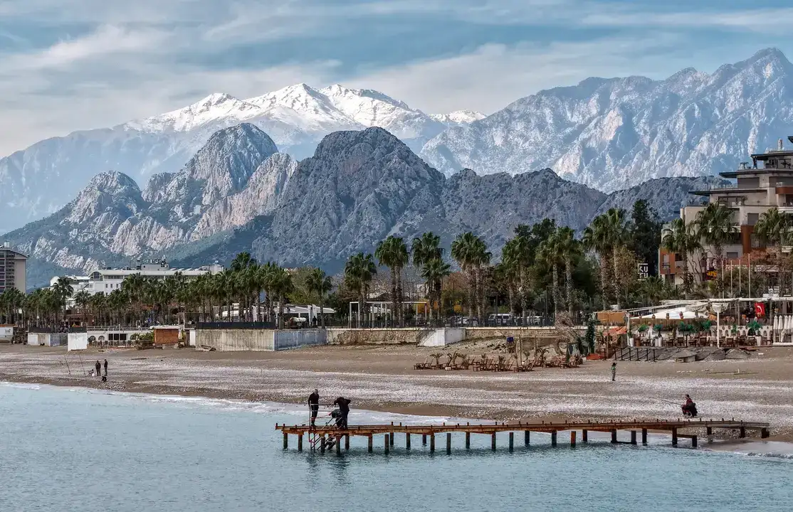 Antalya’da Karlı Dağ Manzarasında Sahil Keyfi 1
